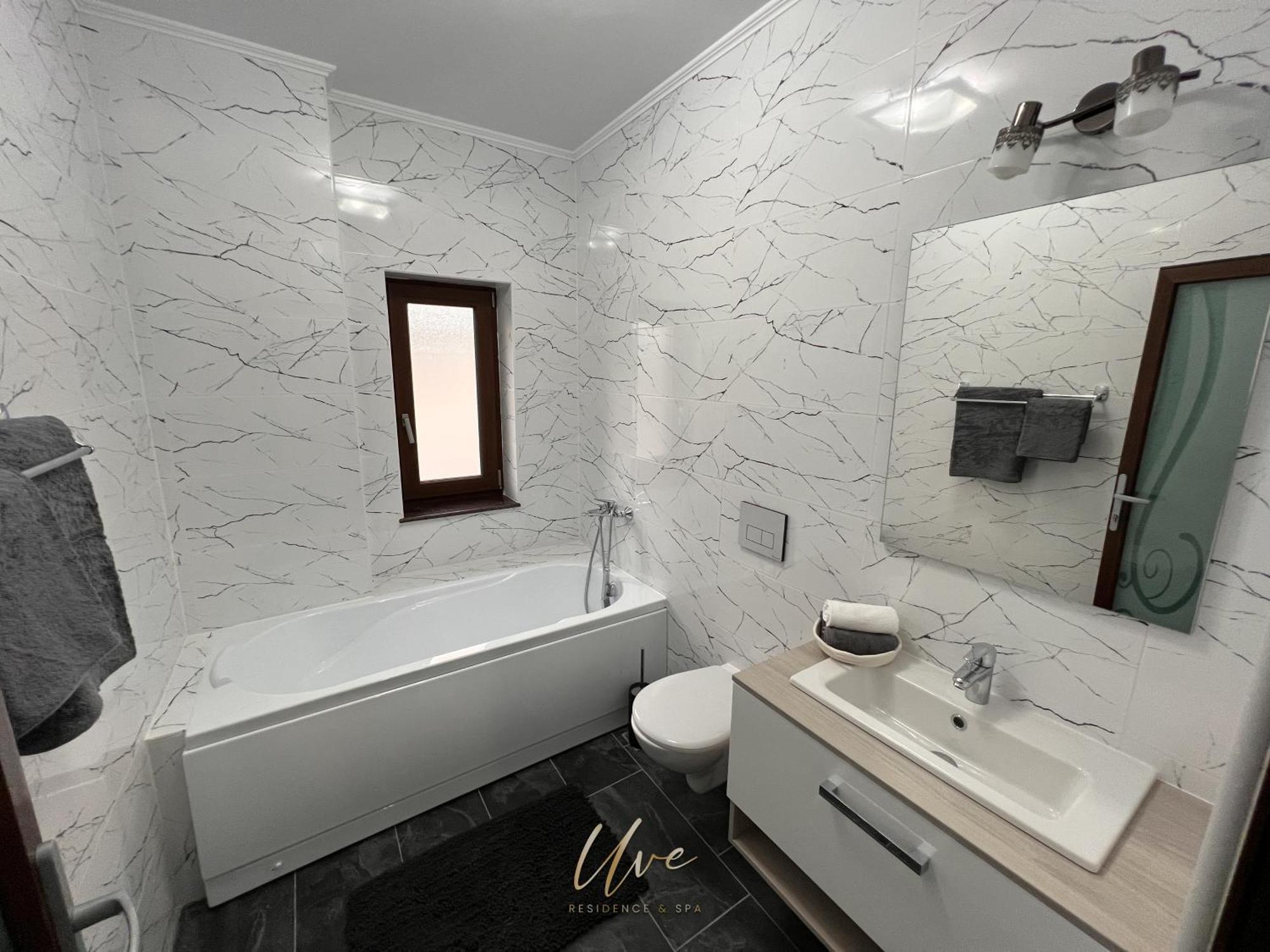 Uve Residence & Spa Piatra Neamţ Exteriör bild